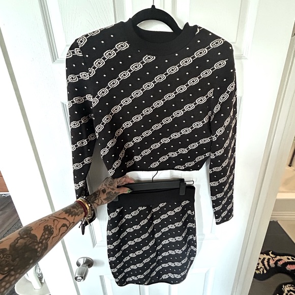 Super cute express chain link sweater crop top size M knit black and white - Picture 2 of 6